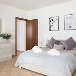 Aura-elegant In The Heart Of Lägenhet
