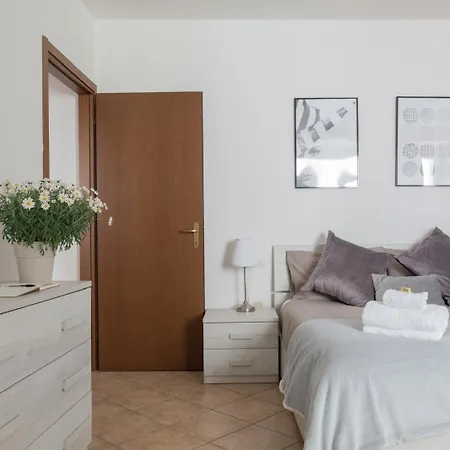 Aura-elegant In The Heart Of *