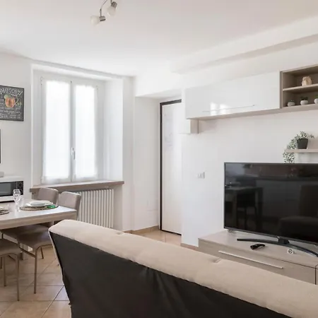 Aura-elegant In The Heart Of * Como